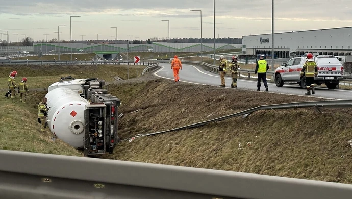 Cysterna spadła do rowu. Kierowca był pijany (ZDJĘCIA)