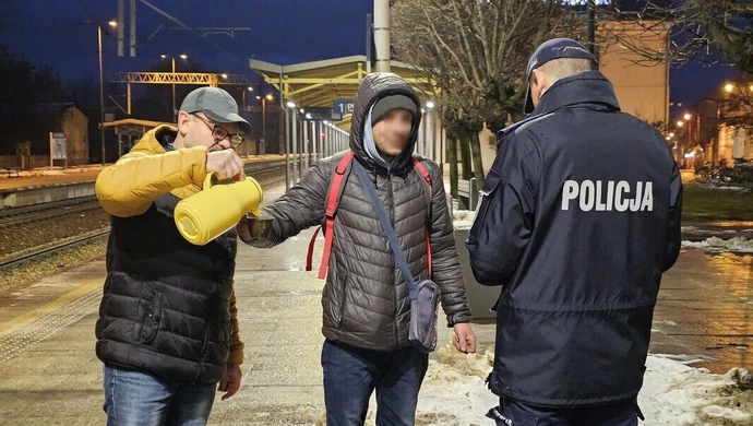 Częstowali bezdomnych herbatą. Wspólna akcja policji i MOPR