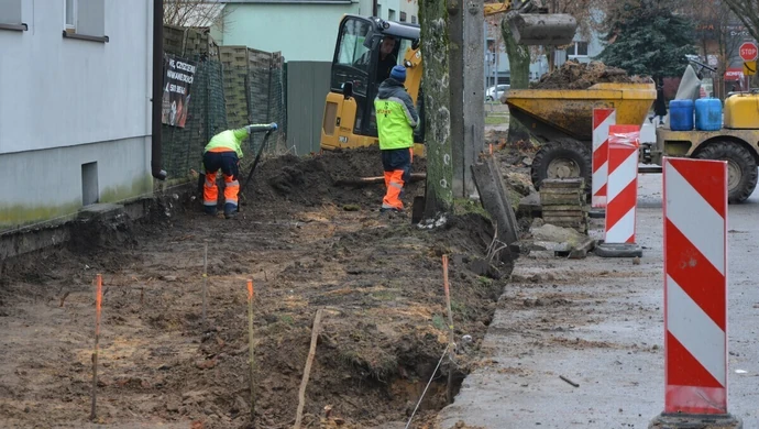 Układają nowy chodnik