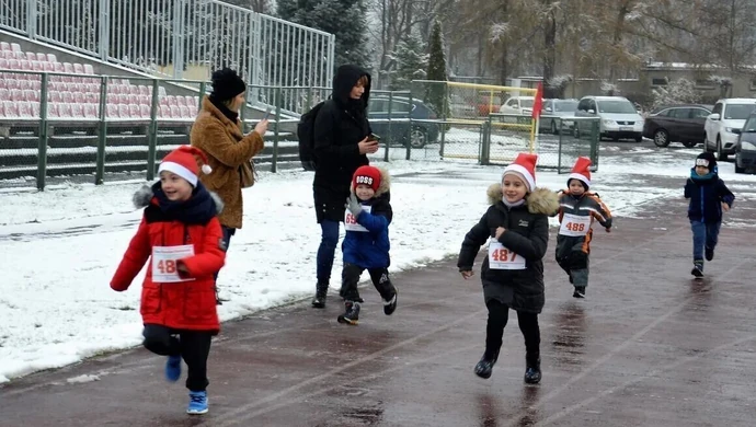 Młodzi biegacze na start. Czeka nas mikołajkowa rywalizacja