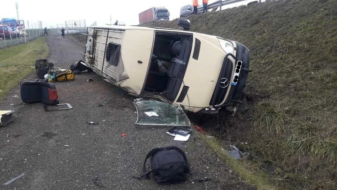 Groźny wypadek na A1. Ucierpiał żołnierz wojsk specjalnych