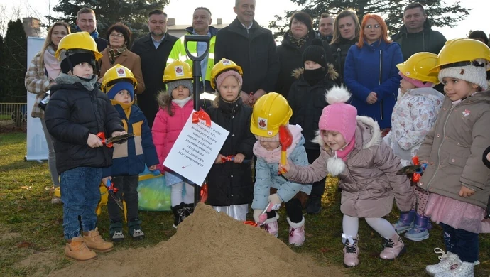 Startuje wielka inwestycja. Pierwszą łopat(k)ę wbiły dzieci!