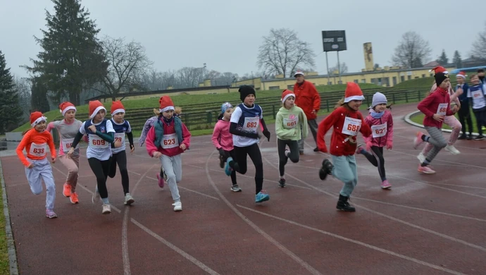 Biegali w mikołajkowym klimacie