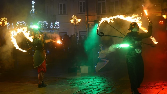 Przedświąteczne spotkanie w Rynku z teatrem ognia [ZDJĘCIA  I WIDEO]