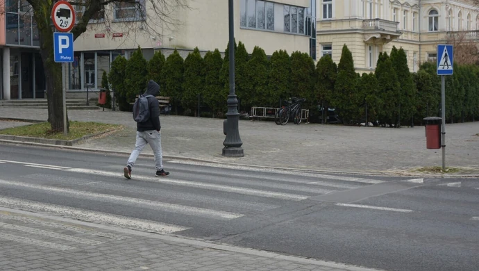 Czy pieszy zawsze ma pierwszeństwo? "Mamy plagę zombiaków wchodzących prosto pod koła"