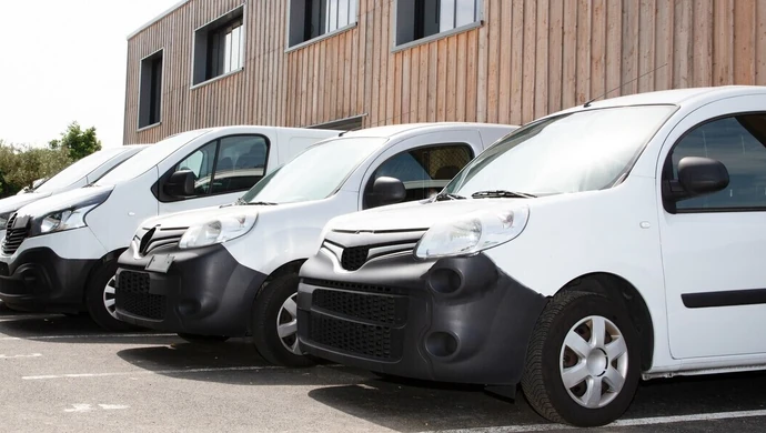 Zrównoważony Transport Dostawczy: Elektryczne Samochody na Naszych Lokalnych Drogach