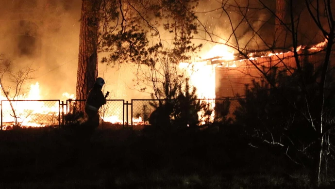 Pożar w Sulejowie. Spłonął domek letniskowy [zdjęcia, film]