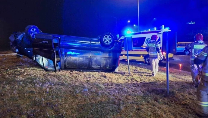 „Pijany przeleciał przez rondo”. Groźny wypadek pod Piotrkowem