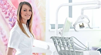 Białe zęby i piękny uśmiech na balu karnawałowym