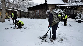 Sprzątali i szukali skarbów w ziemi