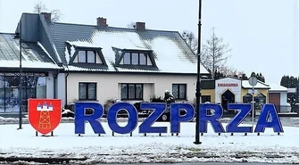 Podświetlany napis z nazwą miasta stanął w centrum Rozprzy