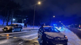 Bardzo ślisko i niebezpiecznie w Piotrkowie. Liczne kolizje i utrudnienia (ZDJĘCIA)