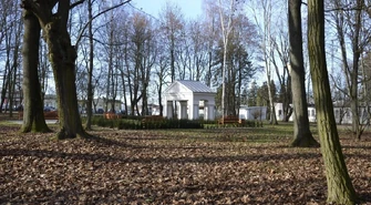 Kolejny park, który bez dworu pozostał