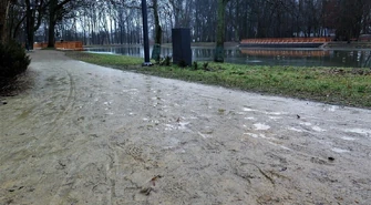 Do parku w... kaloszach?