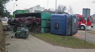 O włos od nieszczęścia! Ciężarówka ze złomem przewróciła się na chodnik (ZDJĘCIA)