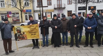 Mężczyźni modlili się na ulicach miasta