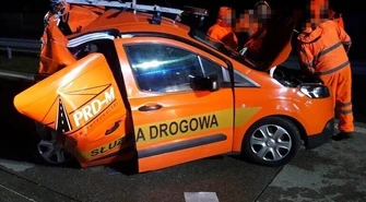 Ciężarówka uderzyła w pojazd służb drogowych