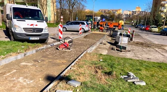 Wymieniają chodnik na Iwaszkiewicza