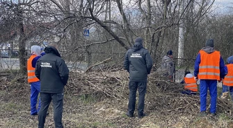 Więźniowie pomagali w sprzątaniu