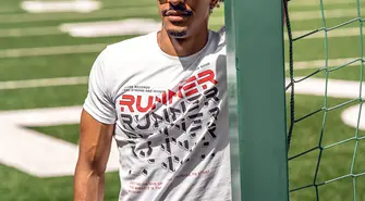 Męska koszulka w urlopowym wydaniu &#8211; sprawdź, z czym nosić T-shirt na wakacjach