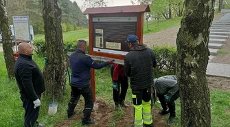 Edukacyjne tablice u stóp Gór Borowskich