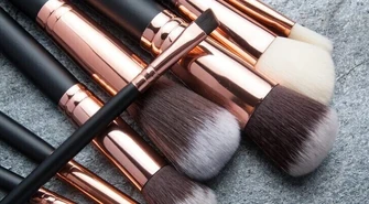 Jak prawidłowo czyścić pędzle do makijażu