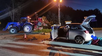 Groźne zderzenie opla i ciągnika (ZDJĘCIA)