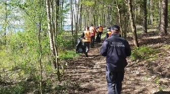 Więźniowie sprzątali las