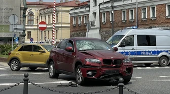 Groźne zderzenie BMW i fiata. Utrudnienia na Słowackiego (ZDJĘCIA)