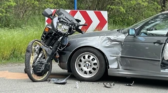 Niebezpieczny wypadek na Wierzejskiej. Motocyklista w szpitalu (ZDJĘCIA)