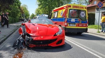 Rozbite ferrari na Wyzwolenia [ZDJĘCIA]