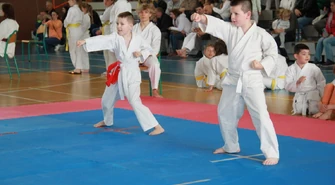 W Moszczenicy na matach stanęli młodzi karatecy