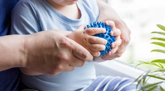 Czym są zabawki sensoryczne dla niemowląt i jak wpływają na rozwój dziecka?