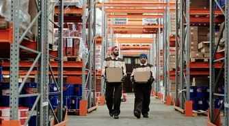 Ile zarabia i czym zajmuje się magazynier?