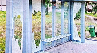 Zniszczył samochód i wiatę przystankową