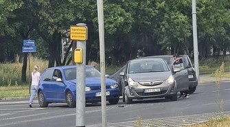 Zderzenie dwóch osobówek na skrzyżowaniu przy Lidlu