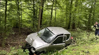 Samochód na drzewie, kierowcy brak