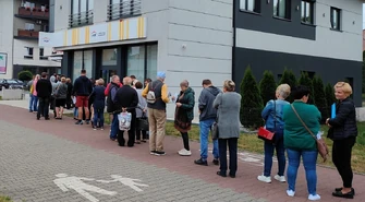 Za czym kolejka ta stoi?