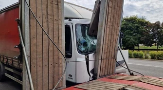 Ciężarówka wjechała w lawetę