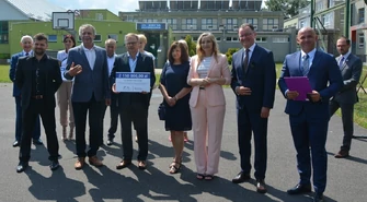 Czeki wręczone. Czas na budowę hal