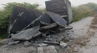 Betonowe szamba spadły z ciężarówki