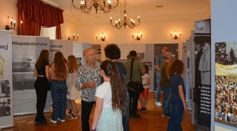 &#8222;W imię godności. Kolbe&#8221; &#8211; wystawa zwiastująca spektakl w piotrkowskim MOK-u