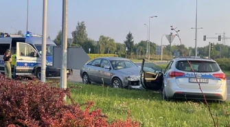 Kolejne zdarzenie na feralnym skrzyżowaniu. Tym razem ucierpiała policja (ZDJĘCIA)