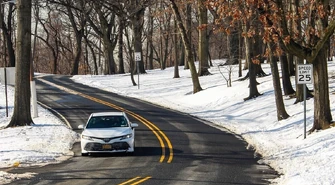 Opony zimowe czy całoroczne &#8211; które lepiej wybrać na zimę