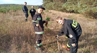Młodzi strażacy sadzili drzewa
