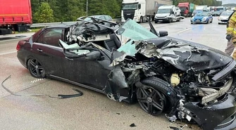 Mercedes uderzył w ciężarówkę