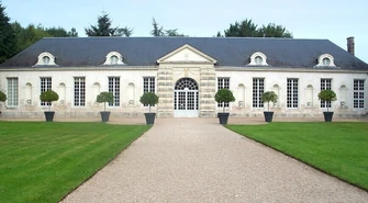 Spędź noc jak król. Wybieramy pałac z noclegiem pod Warszawą