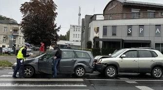 Nie wyhamował przed przejściem i spowodował wypadek (ZDJĘCIA)
