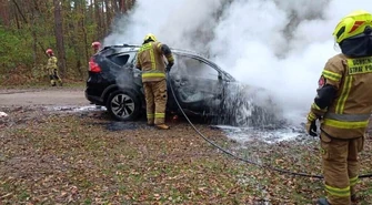 Pożar osobówki w lesie