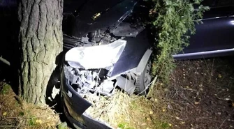 Pijany kierowca uderzył w drzewo
